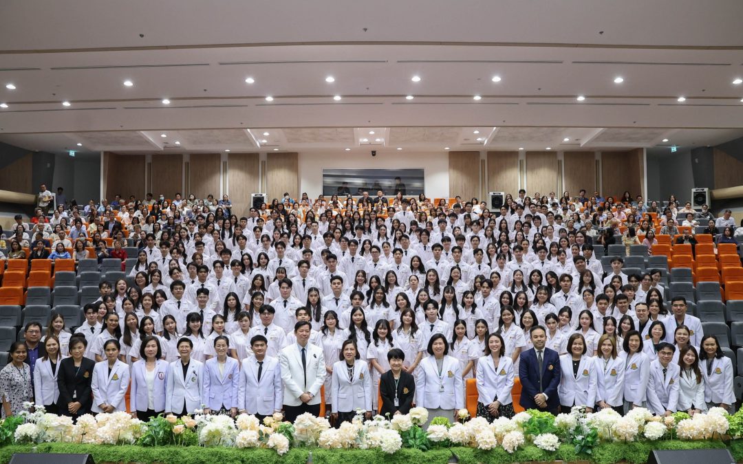 พิธีมอบเสื้อกาวน์นักศึกษาแพทย์ชั้นปีที่ 4 ประจำปีการศึกษา 2569
